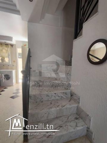 A Louer (court durée  ) un duplex S2 meublé situé  à chatt Mariem