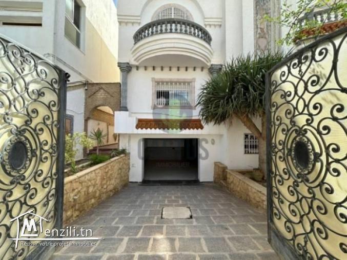 À vendre Villa avec piscine  de 870 m² sur un terrain isolée de 747 m² à Sidi el mahersiNabeul