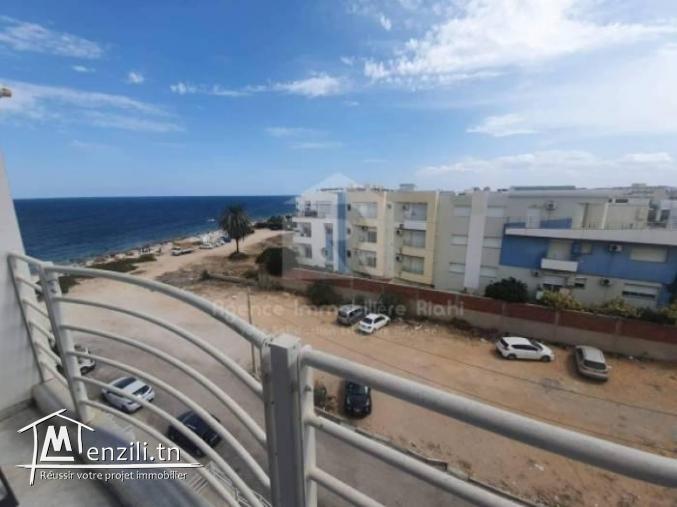 À Louer (Court durée) un appartement S1 vue mer & pied dans l'eau situé à Chatt mariem ...