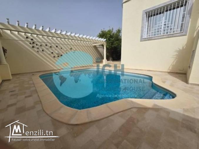 A LOUER UN REZ-DE-CHAUSSEE MEUBLE  AVEC PISCINE A LA MARSA