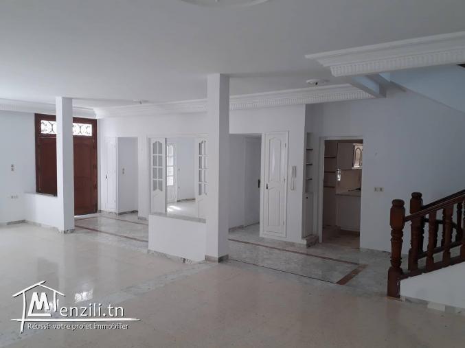 Location d'une grande villa à la Marsa située dans un quartier privé