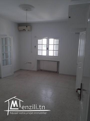 Location d'une grande villa à la Marsa située dans un quartier privé