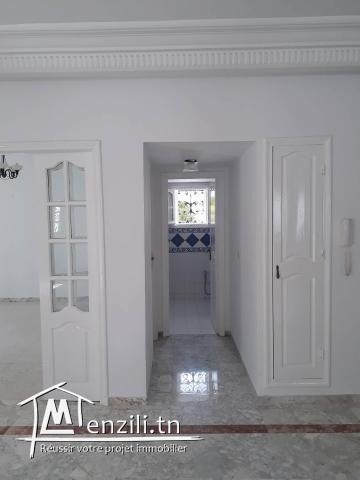 Location d'une grande villa à la Marsa située dans un quartier privé