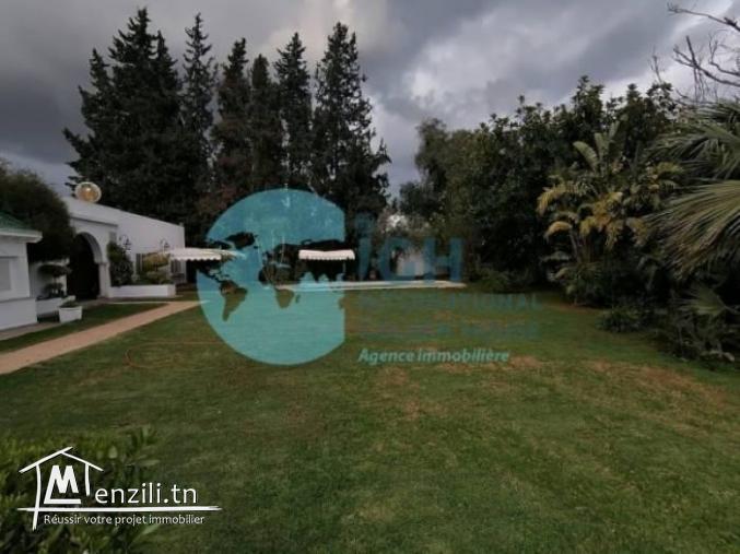A VENDRE UN TERRAIN AVEC UNE VILLA A LA SOUKRA