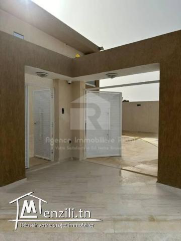 À Louer ( Par jour ) une villa S4 avec piscine situé à Chatt Meriem prés Mall of Sousse