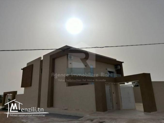 À Louer ( Par jour ) une villa S4 avec piscine situé à Chatt Meriem prés Mall of Sousse