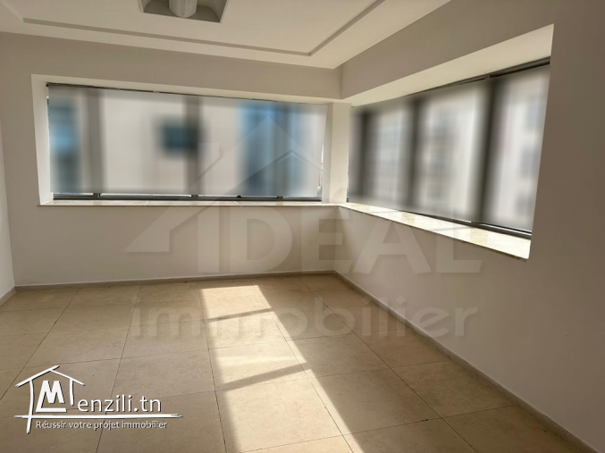 Al bureau de 390m² au Lac1