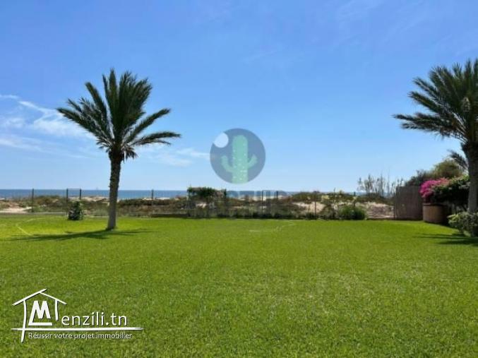 À vendre  Villa  pieds dans l'eau sur un terrain de 779m² à Jinene Beni Khiar