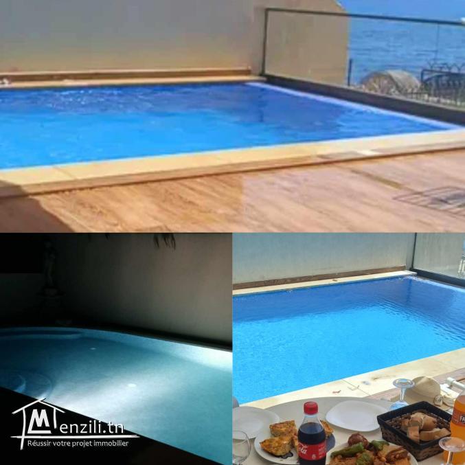 Location à l'année d'une villa pieds dans l'eau avec une piscine