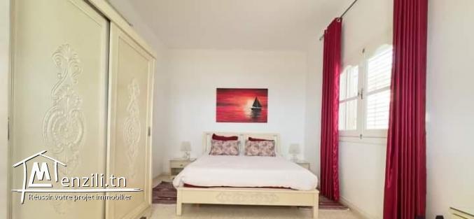 Location à l'année d'une villa pieds dans l'eau avec une piscine