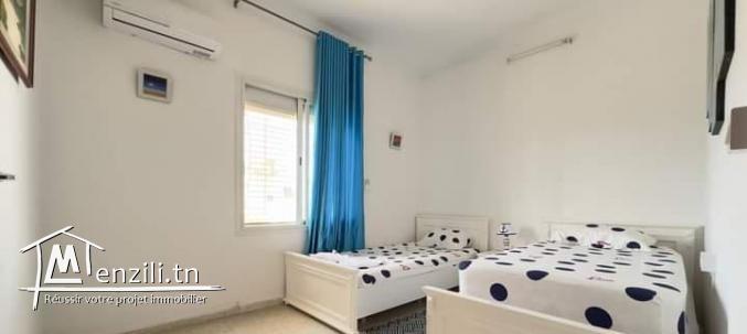 Location à l'année d'une villa pieds dans l'eau avec une piscine