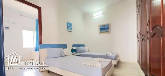 Location à l'année d'une villa pieds dans l'eau avec une piscine