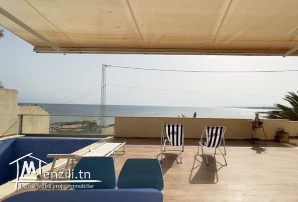 Location à l'année d'une villa pieds dans l'eau avec une piscine