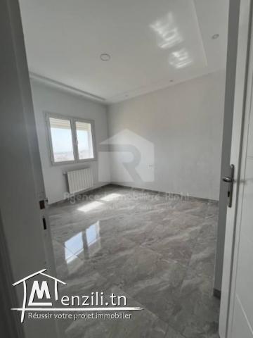À LOUER ( Annuelle) un appartement S3 non meublé situé à cité Erriadh 4