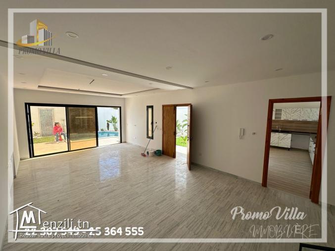 une villa moderne avec piscine