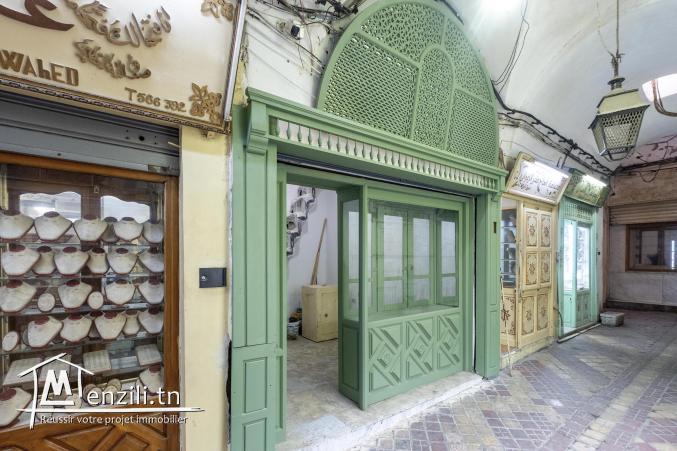 Boutique souk el Berka Tunis, murs et fond de commerce, titre bleu.