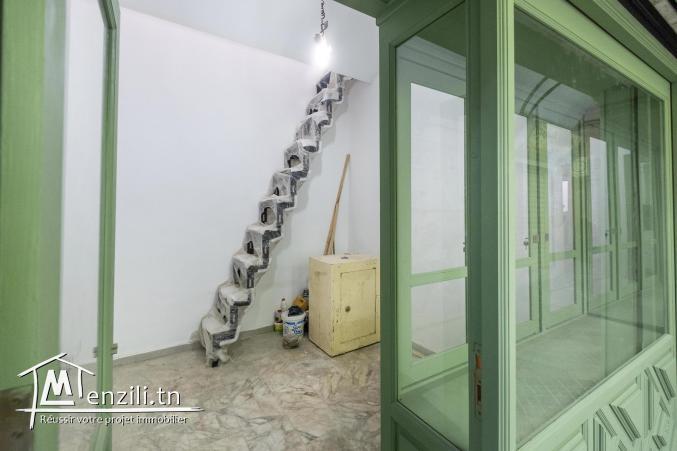 Boutique souk el Berka Tunis, murs et fond de commerce, titre bleu.