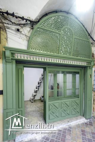 Boutique souk el Berka Tunis, murs et fond de commerce, titre bleu.