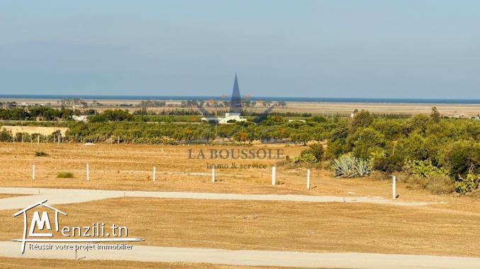 "Terrain de 300 m2 à vendre avec vue sur la mer".