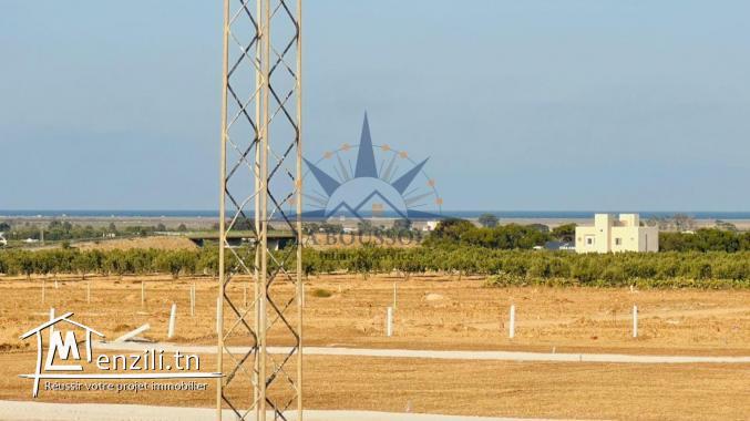 "Terrain de 300 m2 à vendre avec vue sur la mer".