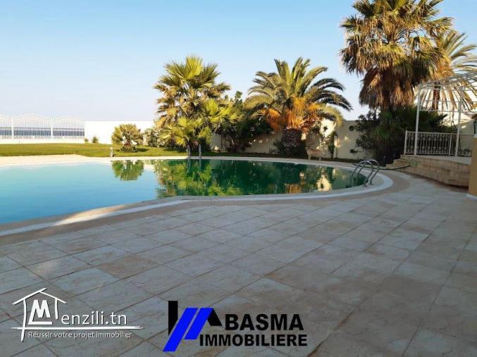 Une luxueuse villa s+4 pied dans l'eau à louer située à chatt mariem