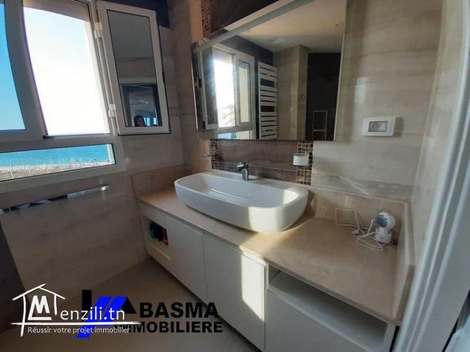 Une luxueuse villa s+4 pied dans l'eau à louer située à chatt mariem