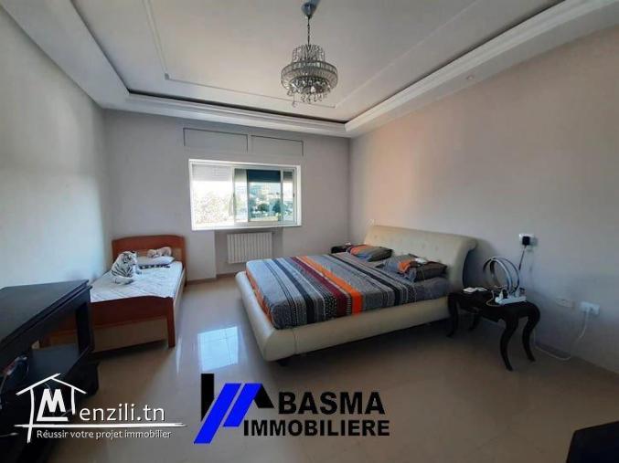 Une luxueuse villa s+4 pied dans l'eau à louer située à chatt mariem