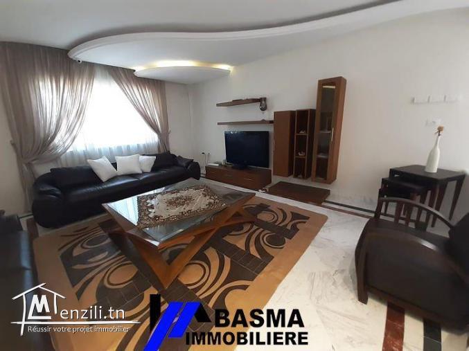 Une luxueuse villa s+4 pied dans l'eau à louer située à chatt mariem