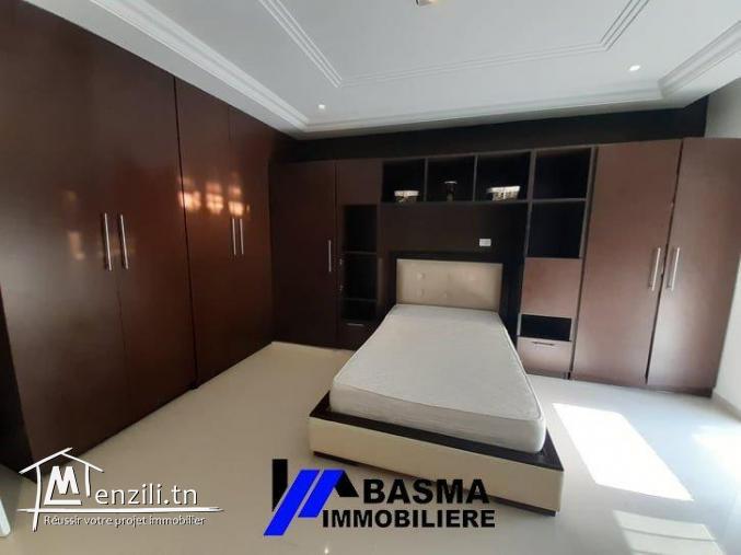 Une luxueuse villa s+4 pied dans l'eau à louer située à chatt mariem