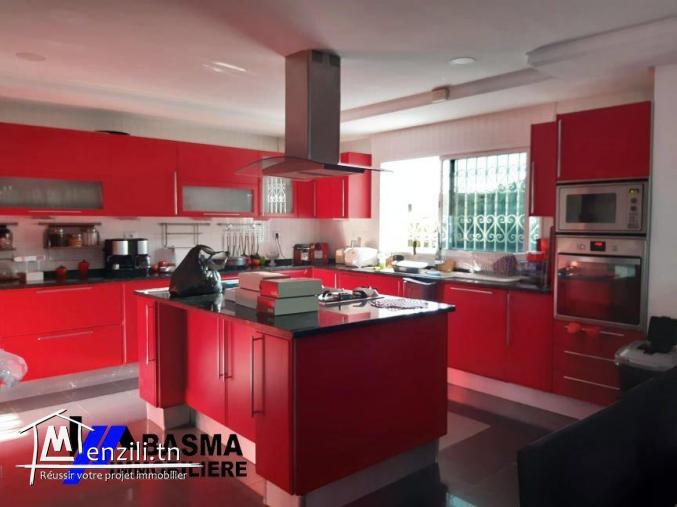 Une luxueuse villa s+4 pied dans l'eau à louer située à chatt mariem