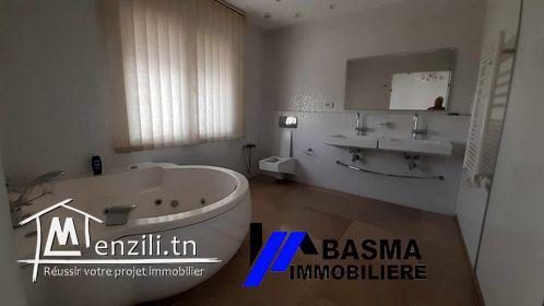Un penthouse s+3 à vendre située à khzema zone touristique