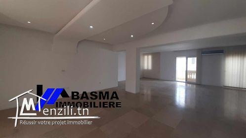Un penthouse s+3 à vendre située à khzema zone touristique