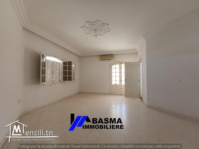 Une villa s+6 à vendre située à khzema