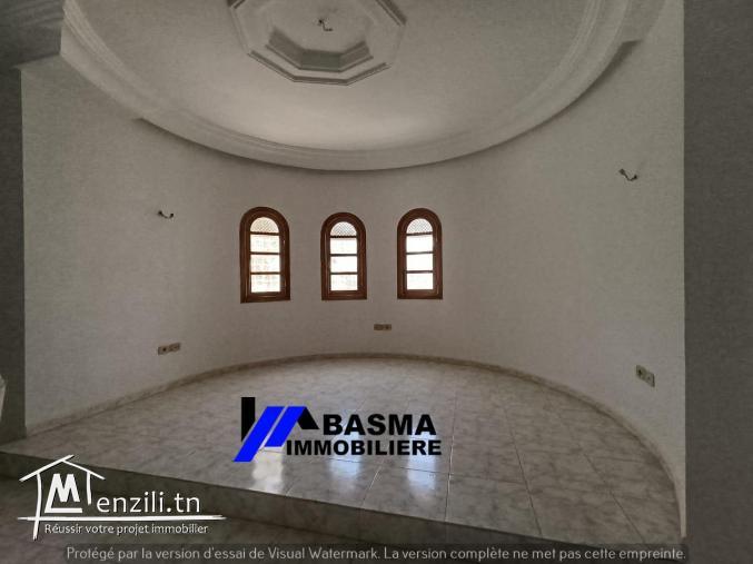 Une villa s+6 à vendre située à khzema