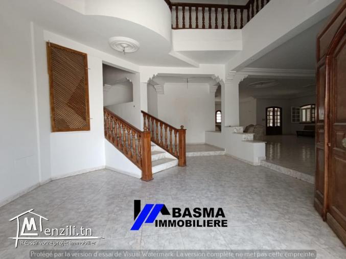 Une villa s+6 à vendre située à khzema