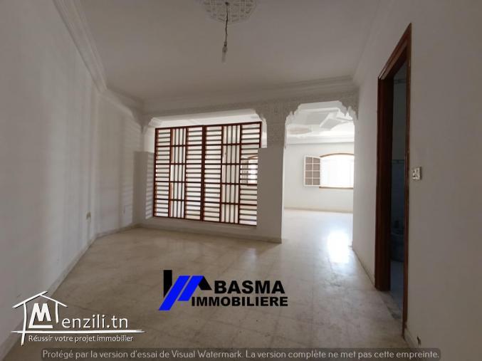 Une villa s+6 à vendre située à khzema