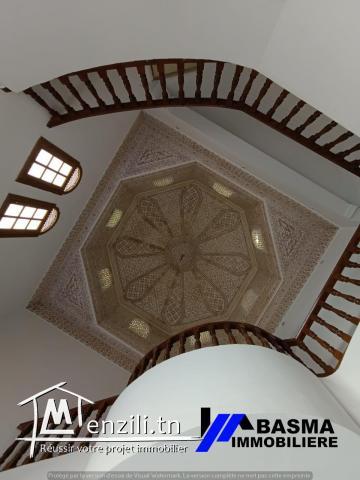 Une villa s+6 à vendre située à khzema
