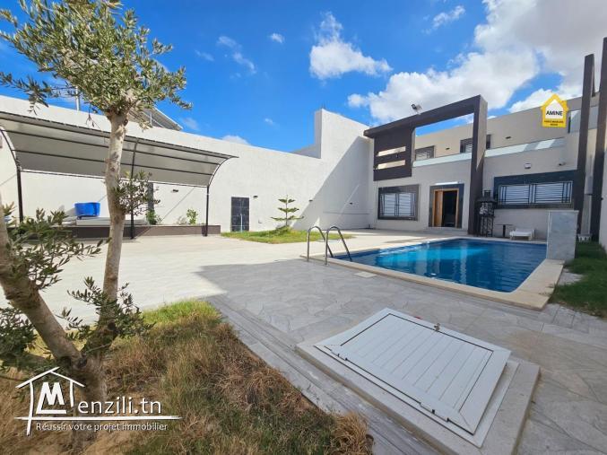 A vendre villa de luxe avec grand piscine à Midoun Djerba
