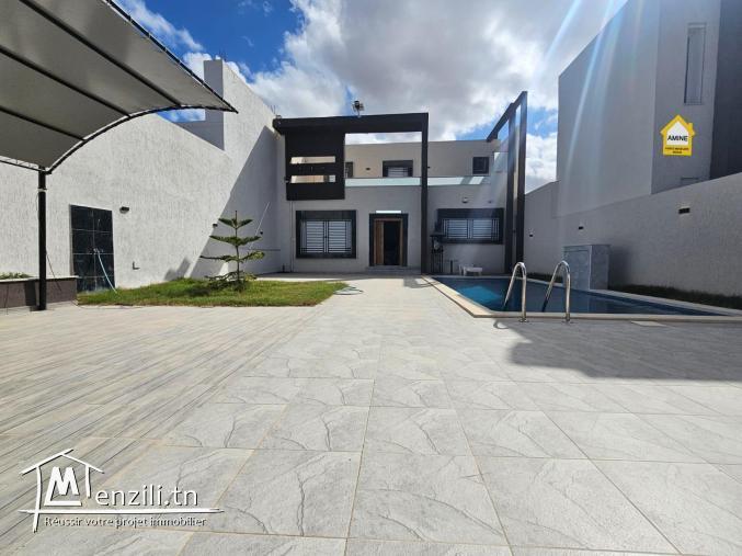 A vendre villa de luxe avec grand piscine à Midoun Djerba