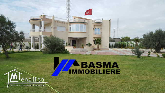 à la vente une luxueuse villa située à Hammamet zone kraksi