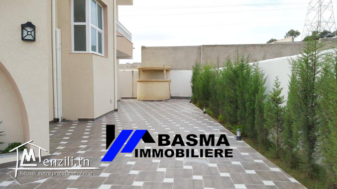 à la vente une luxueuse villa située à Hammamet zone kraksi