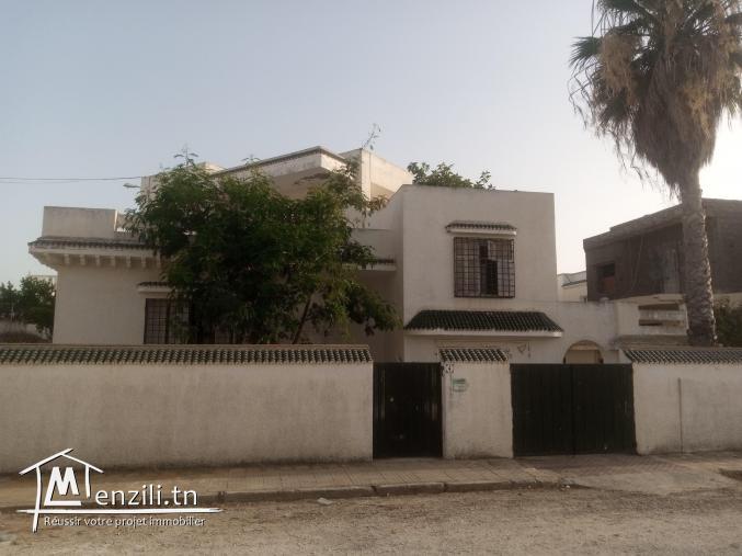 Une villa S+5 à Korba plage