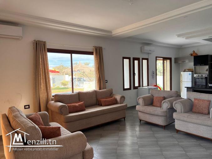 une villa avec piscine à Kerkouane