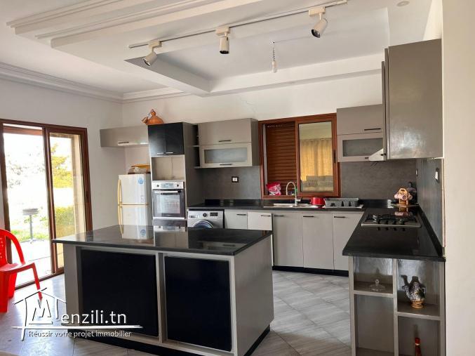 une villa avec piscine à Kerkouane