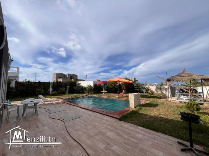 une villa avec piscine à Kerkouane