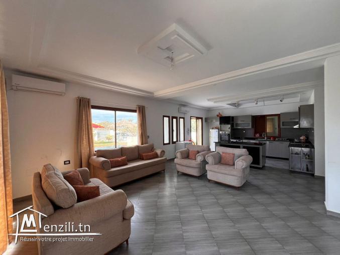 une villa avec piscine à Kerkouane