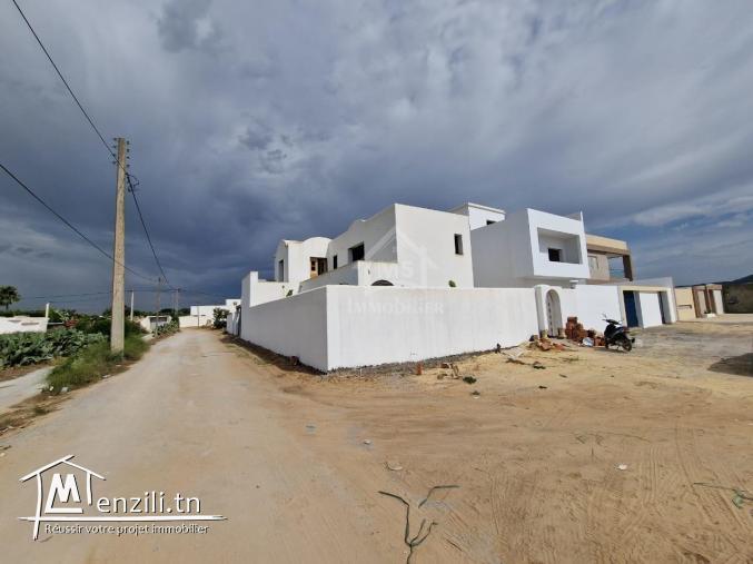 Charmante villa avec piscine encours de finition à vendre 51355351