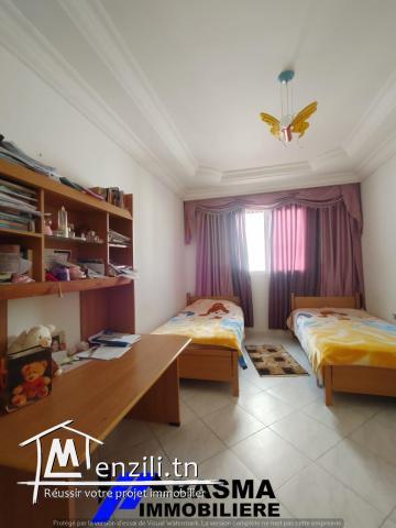 Un étage de villa s+4 à vendre située à chatt mariem
