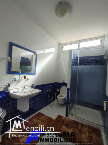 Un étage de villa s+4 à vendre située à chatt mariem