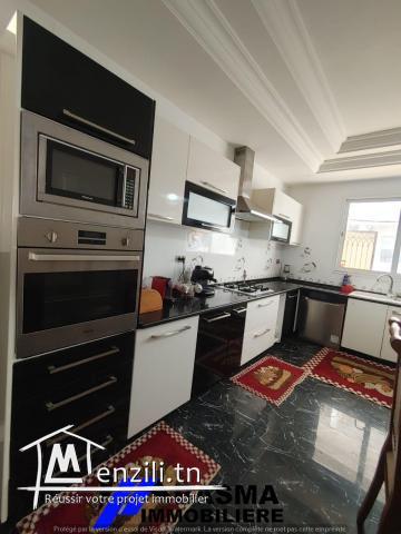 Un étage de villa s+4 à vendre située à chatt mariem